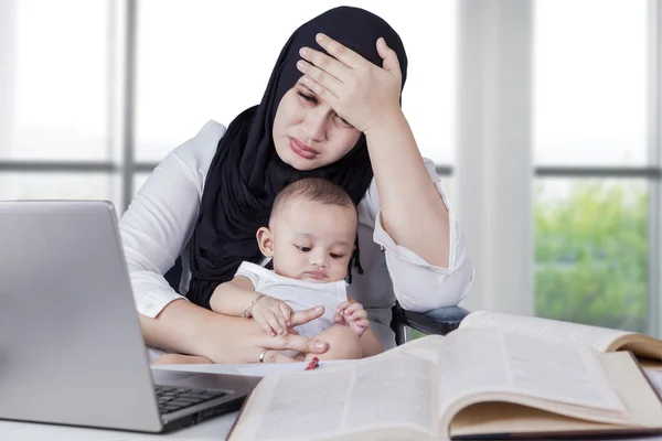 Stressvolle werknemer in kantoor met baby — Stockfoto