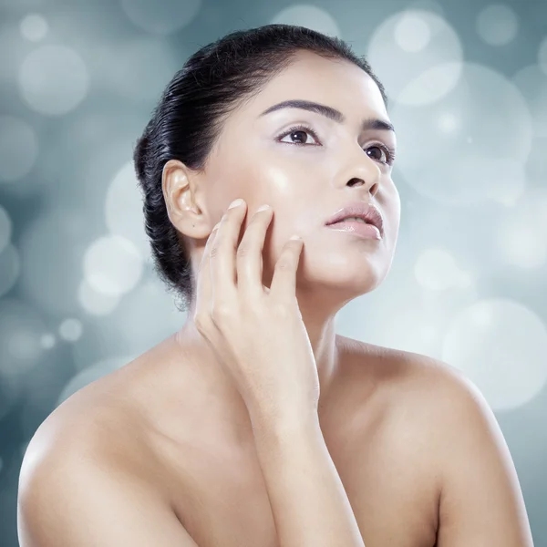 Mujer con piel suave sobre fondo bokeh — Foto de Stock