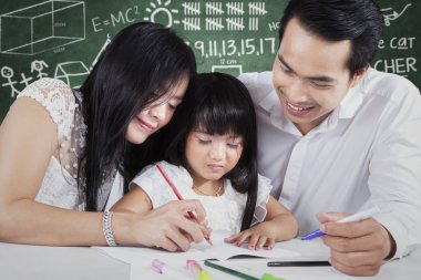 Genç öğretmen öğretmek yazmak için bir çocuk