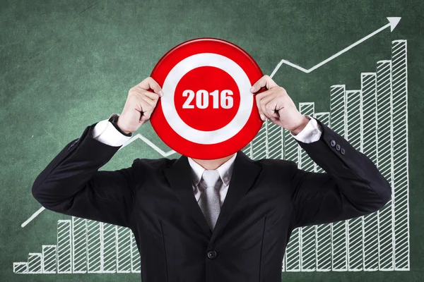 Entrepreneur holds dartboard with numbers 2016 — Stock Photo, Image