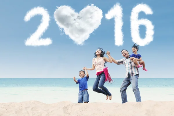 Familia saltando en la costa con números 2016 —  Fotos de Stock