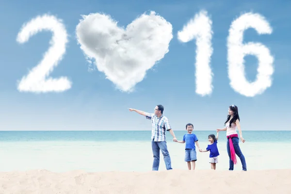 Family looking cloud shaped numbers 2016 — Stock Photo, Image