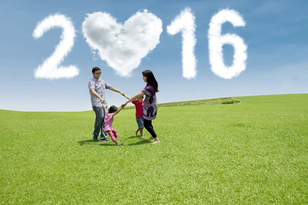 Spaanse familie vieren het nieuwe jaar op veld — Stockfoto