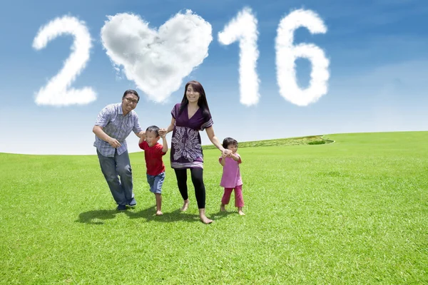 Parents and children running under numbers 2016 — Stock Photo, Image