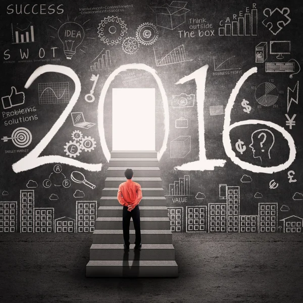 Uomo di successo guardando la porta con i numeri 2016 — Foto Stock