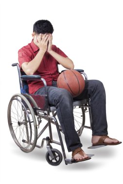 Topu ile tekerlekli sandalye üzerinde oturan basketbolcu