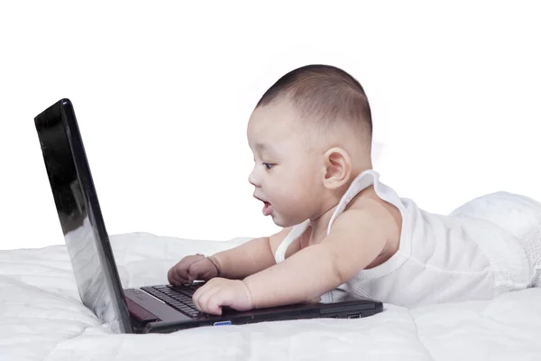 Aantrekkelijke baby spelen zakboekje computer — Stockfoto