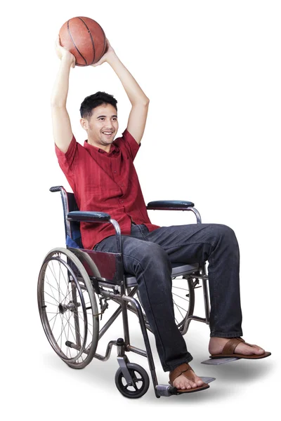 Jugador de baloncesto sosteniendo una pelota en la silla de ruedas — Foto de Stock