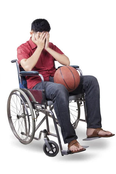 Basketball player sitting on wheelchair with ball — Stock Photo, Image