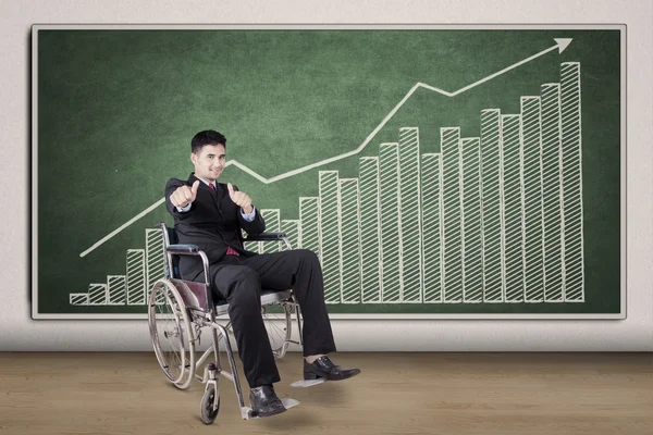 Pessoa com deficiência e gráfico financeiro — Fotografia de Stock