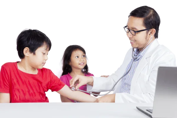 Arzt hört dem Kind Herzschlag durch Vene — Stockfoto
