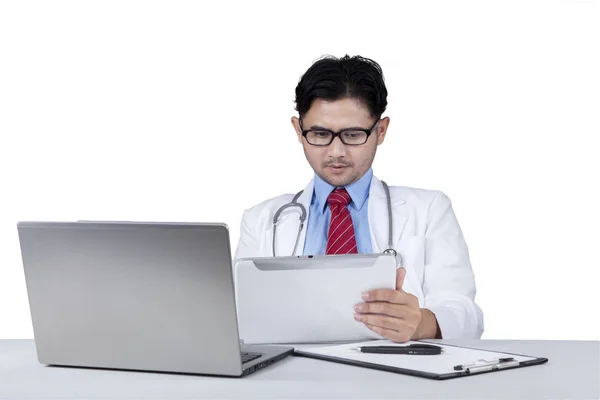 Arzt arbeitet mit Tablet und Laptop — Stockfoto