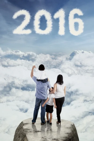 Family standing on the cliff with numbers 2016 — Stock Photo, Image