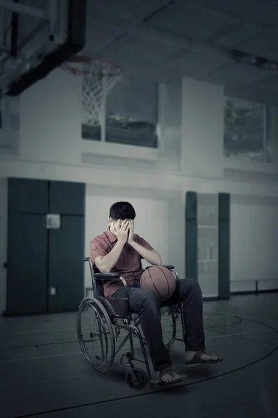 Joueur blessé dans l'arène de basket — Photo