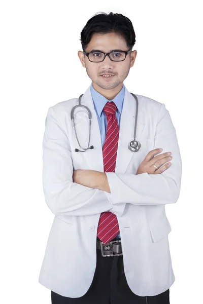 カメラに向かって笑みを浮かべてヒスパニック系の男性の医師 — ストック写真