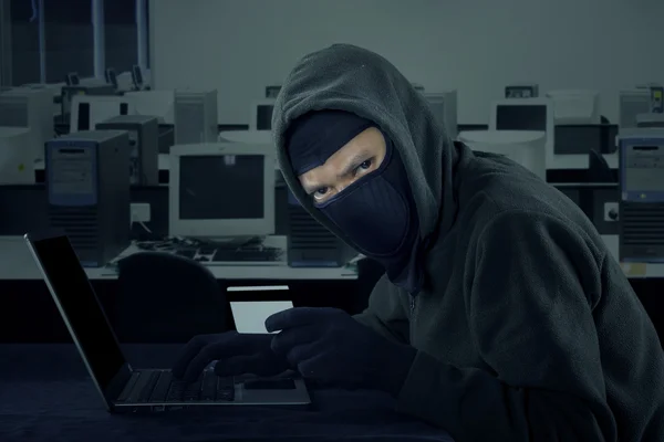 Hombre robando información de la tarjeta de crédito — Foto de Stock