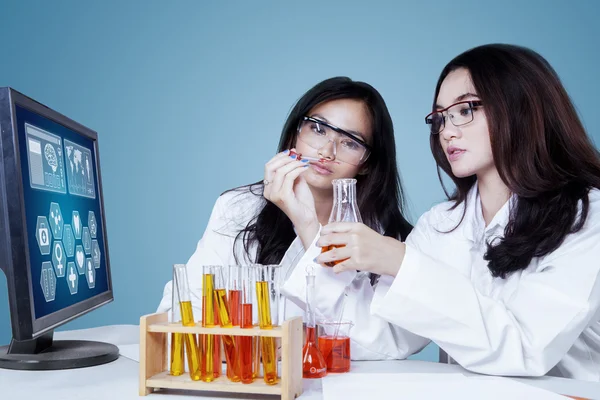 Pretty young scientists working in the lab — Stock Photo, Image