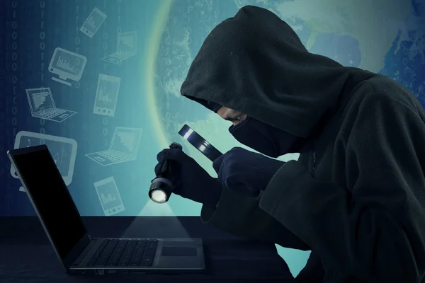 Ladrão roubar identidade de usuário no laptop — Fotografia de Stock