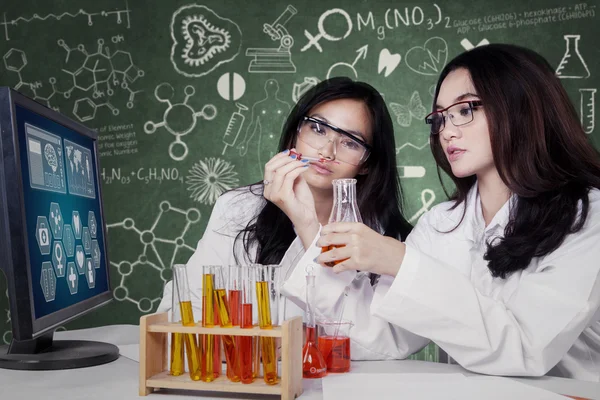 Two young scientists doing research — Stock Photo, Image