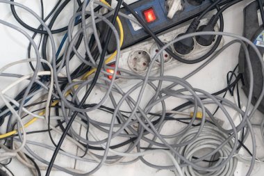 Elektrik kablolarının ve güç şeritlerinin karışık karışıklığı