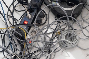 Elektrik Kabloları ve Aşırı Yüklenmiş Güç Şeritlerinin Karmaşık Karmaşası