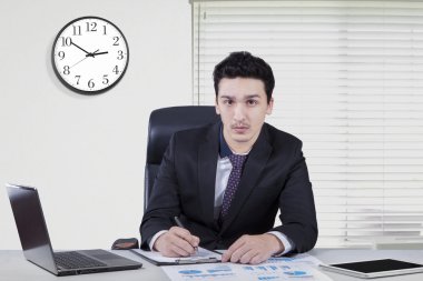 İşyerinde çalışan beyaz iş adamı