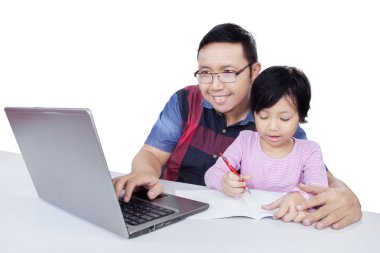 Çocuğunun eğitim yardımcı olur ise dizüstü kullanan adam