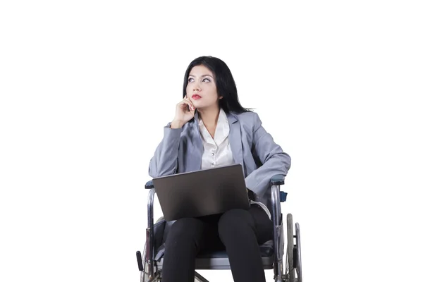 Mujer discapacitada soñando despierto en la silla de ruedas — Foto de Stock