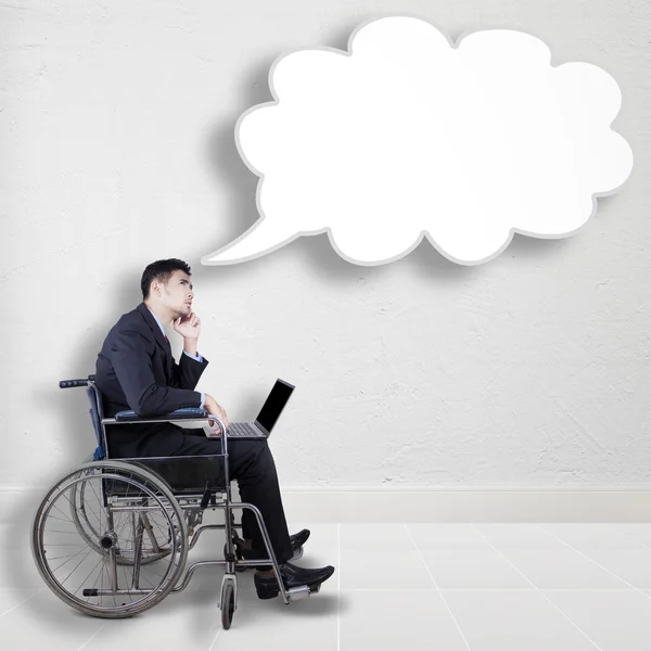 Travailleur handicapé regardant bulle de la parole — Photo