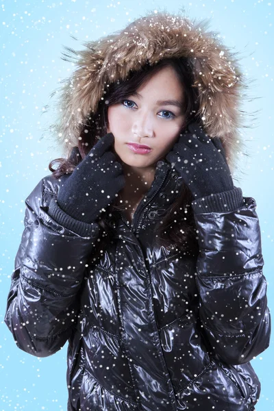 Elegante Frau mit Winterjacke — Stockfoto