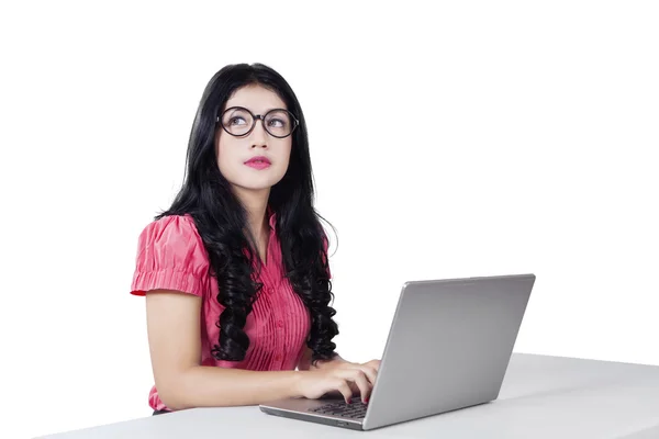 Kvinnlig arbetstagare med bärbar dator och titta på copyspace — Stockfoto