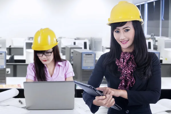 Kvinnliga ingenjör och hans partner arbetar på kontor — Stockfoto