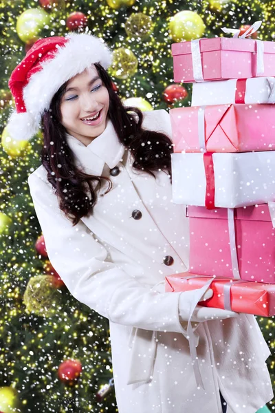 Chica obtener sorpresa regalo de Navidad —  Fotos de Stock