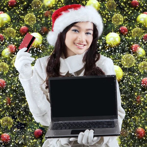 Online nakupování dívka připravit vánoční — Stock fotografie