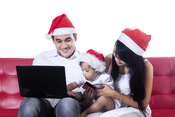 Gelukkige ouders en baby met laptop — Stockfoto