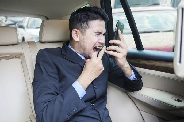 Homem de negócios louco no carro — Fotografia de Stock