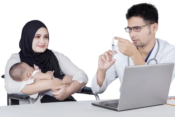 El médico masculino prepara la inyección para administrar la vacuna — Foto de Stock