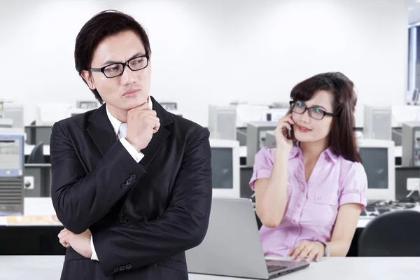 Mannelijke manager kijken naar zijn ondergeschikte — Stockfoto