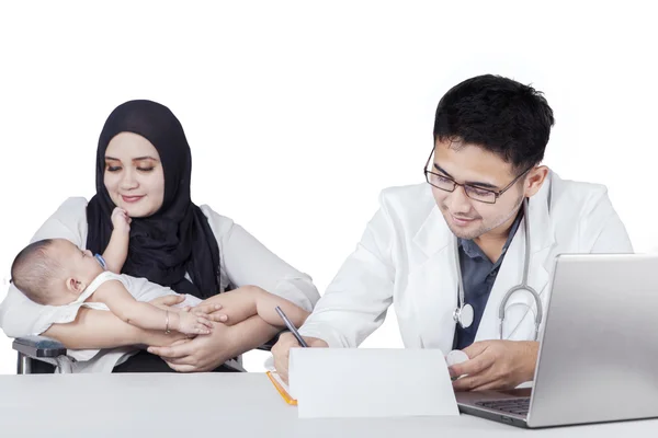 Pediatra masculino y su paciente — Foto de Stock