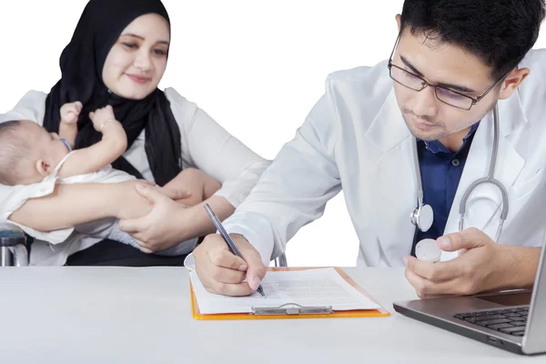 Pediatrician makes recipe for his patient — Stock Photo, Image