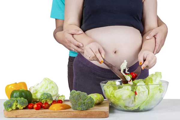 Femme enceinte et mari faisant de la salade — Photo