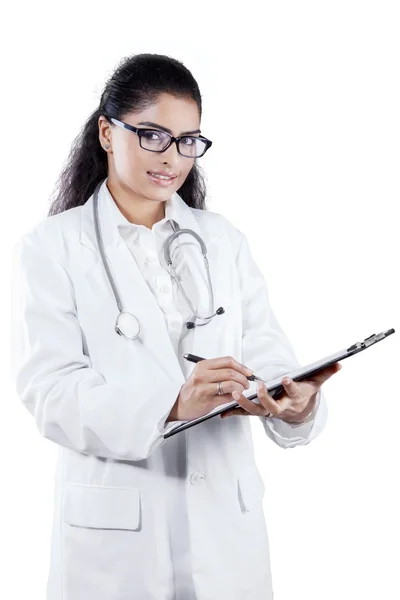 Pretty indian doctor holding clipboard — Stock Photo, Image