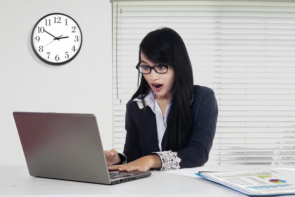 Geschokt vrouw staren naar laptop scherm — Stockfoto