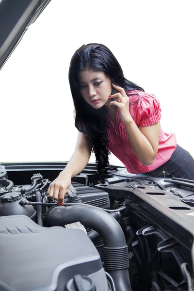 Femme regardant la voiture de machine cassée — Photo