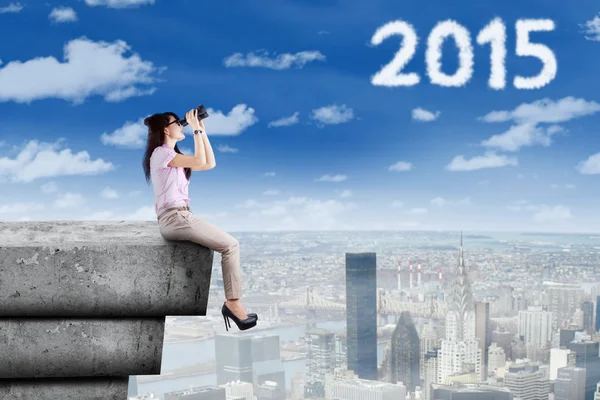 Woman on rooftop looking at numbers 2015 — Stock Photo, Image