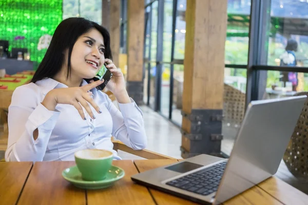 Kvinna tala i telefon på restaurang — Stockfoto