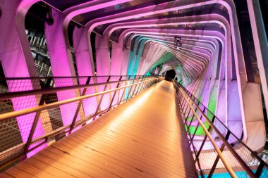 Phinisi Sudirman Pedestrian Köprüsü 'nün Gece Işığı ile Geniş Dinamik Görünümü, Jakarta