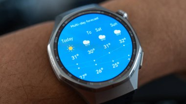 Bir Kişinin Bileğinde Çok Günlü Hava Durumu Raporu Gösteren Modern Smartwatch 'in Yakın Çekimi