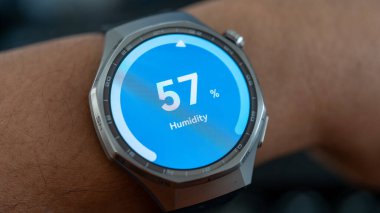Kullanıcının Bileğinde% 57 Nem Görünümü Smartwatch