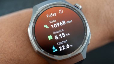 Günlük Fitness Adımları ve Etkinlik İzleme Verilerini Görüntüleyen Titanyum Smartwatch 'a yakın plan